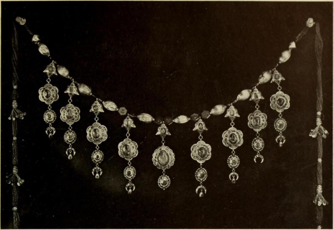 Types of Vintage Jewelry: A Guide Types of Vintage Jewelry: A Guide