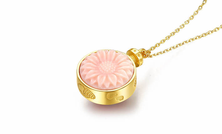 Top 5 Jewelry Trends for 2023: What's In and How to Wear It - That ... What Are The Best Jewelry Trends For 2023